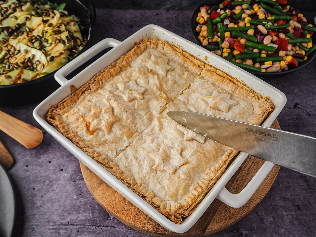 Bacon and Egg Pie 7 Slicing pie to serve.